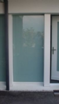 Haustuere in PVC mit verglastem Seitenteil.jpg
