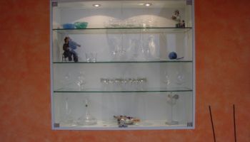 Vitrine in die Wand eingelassen.JPG